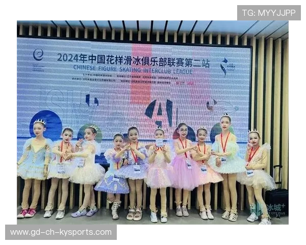 中国花滑组合夺冠，大奖赛中展现完美默契，中国花滑表演